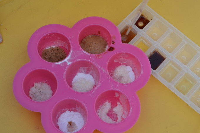 Test different substances to discover what reacts with baking soda #scienceforkids