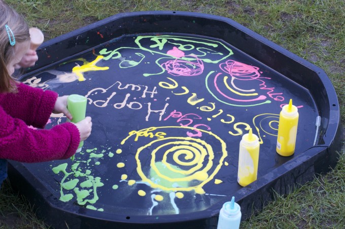 fizzy paint - add baking soda to paint and then react it with vinegar! #bakingsodaexperiments